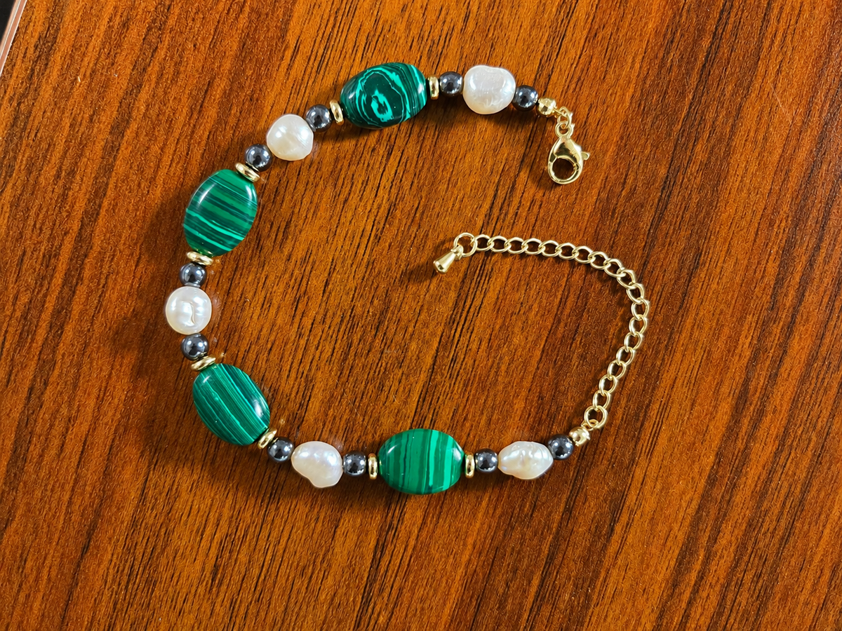 Bracelet malachite et perles d’eau douce naturelles – Plaqué or 18K – Bracelet ajustable fait main