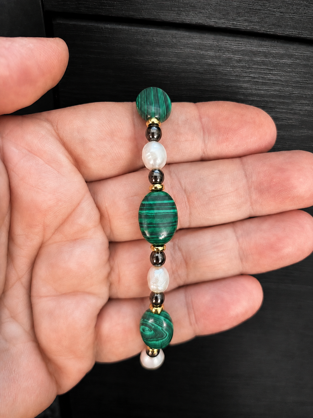 Bracelet malachite et perles d’eau douce naturelles – Plaqué or 18K – Bracelet ajustable fait main