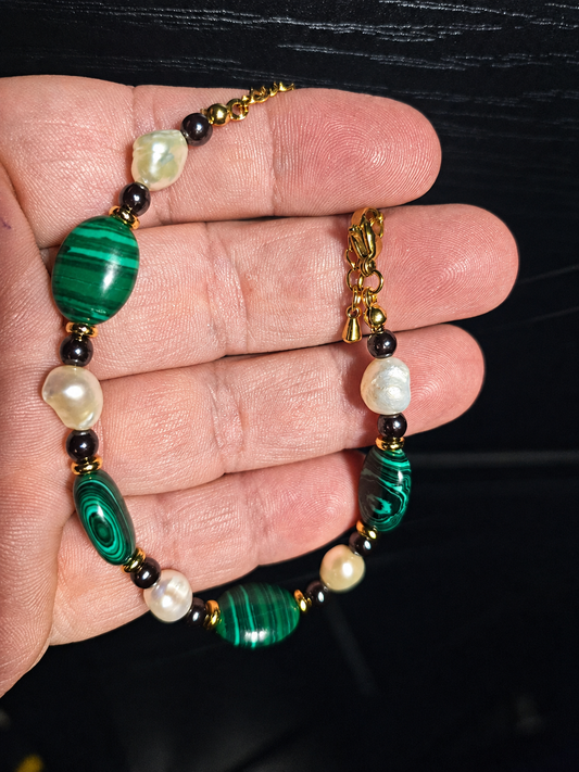 Bracelet malachite et perles d’eau douce naturelles – Plaqué or 18K – Bracelet ajustable fait main
